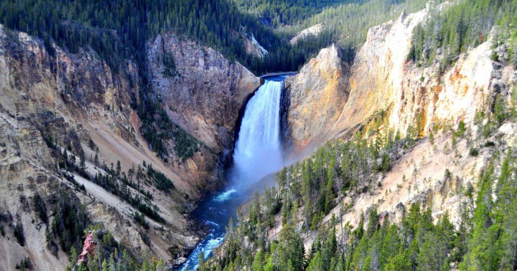 Cascata nello Yellowstone, road trip da Denver