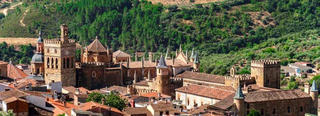 Vista del Monastero Reale di Santa María de Guadalupe a Cáceres, Spagna.  via dell'Argento, Ruta de la Plata