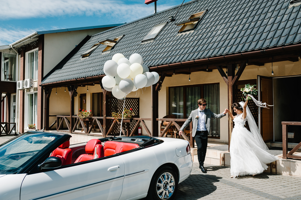 Decorazioni auto matrimonio. Cabriolet per un matrimonio in estate