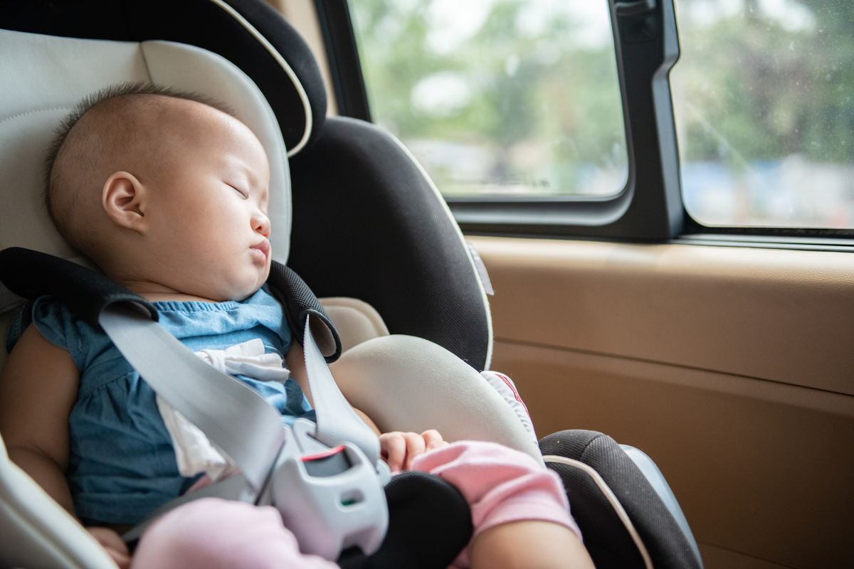 Viaggiare in macchina con bambini. Seggiolini e sedute. Regole 