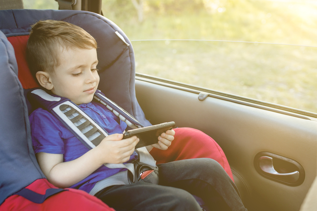 Viaggiare in macchina con bambini. 