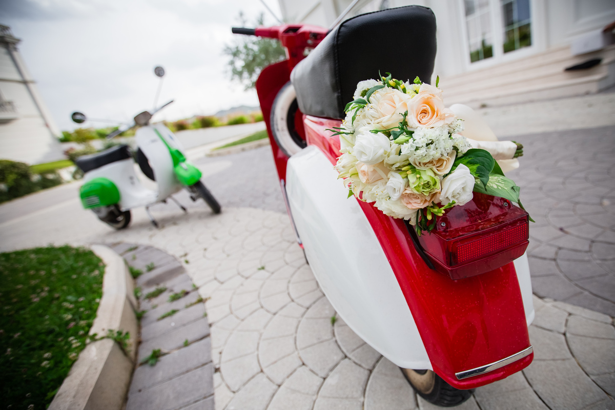 Vespa addobbata per matrimonio. Mezzi alternativi.