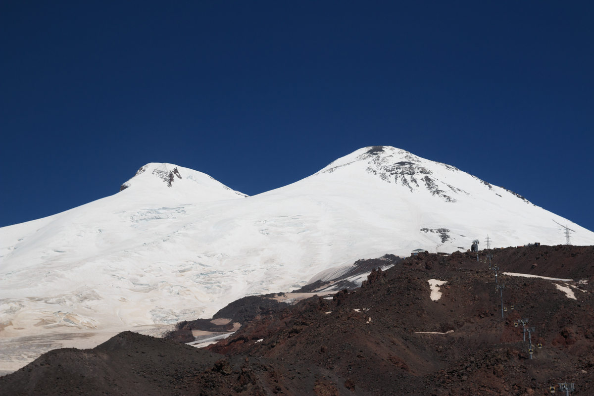 Cime del monte Elburs, montagna più alta d'Europa.