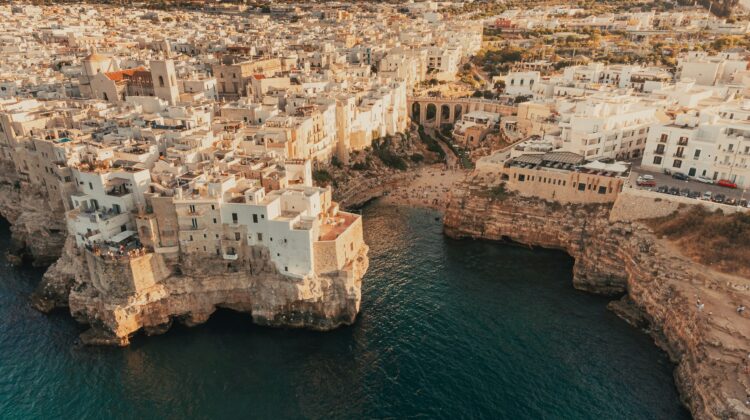 Una barca galleggia sull'acqua vicino alla costa di Polignano a Mare, in Puglia.