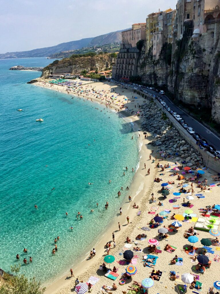 Persone sulla riva del mare a Tropea.