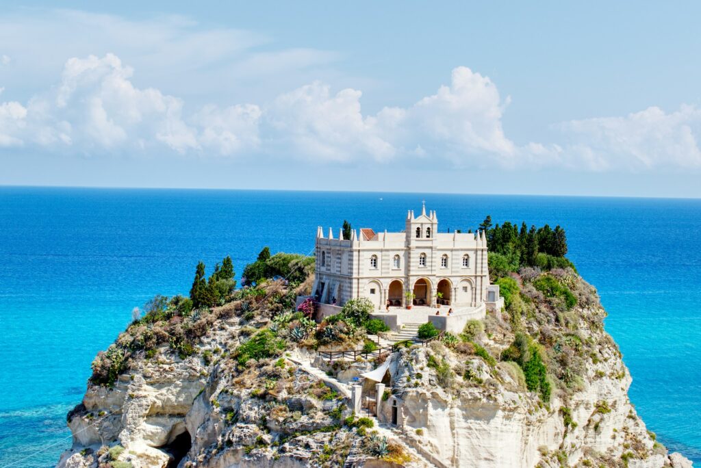 Il santuario di Santa Maria dell’Isola su una roccia a picco sul mare a Tropea, in Calabria.