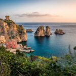 Casa vicino a una scogliera e al mare alla Tonnara di Scopello, Scopello, Castellammare del Golfo, Italia.